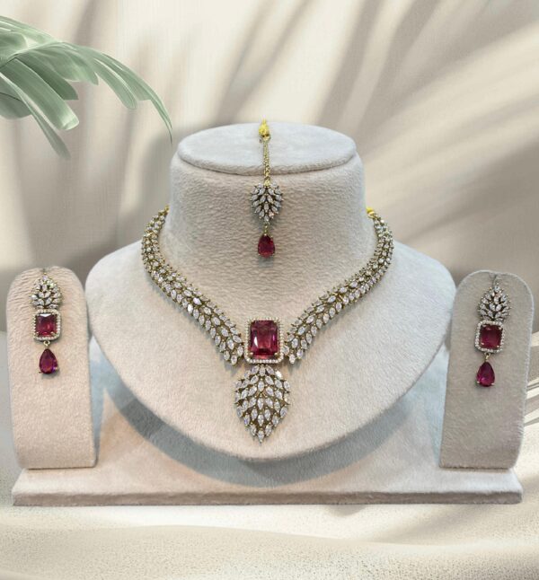 VICTORIAN NECKLACE SET